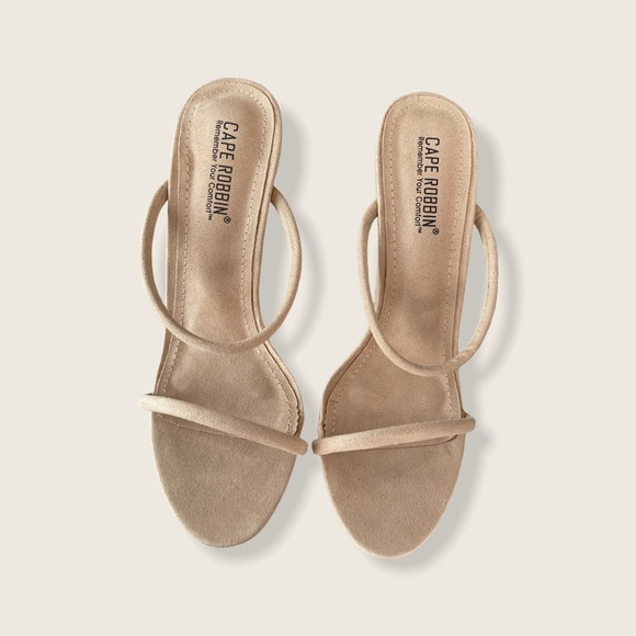 Miss Lola Heels - Picture 1 of 3